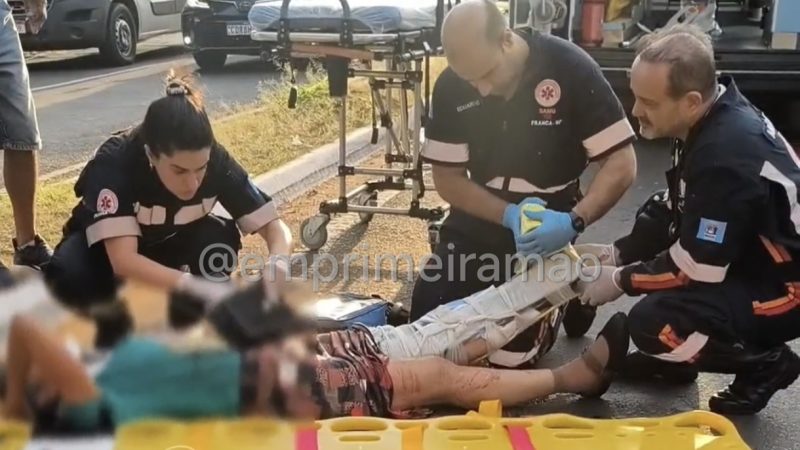 Motociclista foge após atropelar mulher na Francisco Marques, em Franca