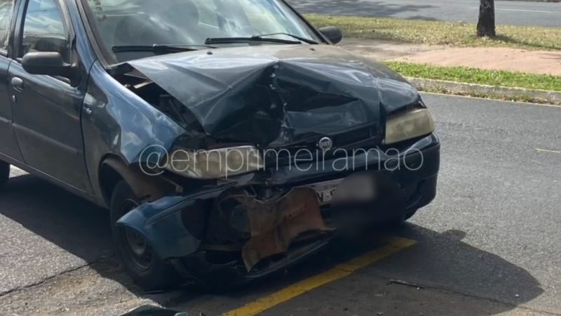 Veículos ficam danificados após motorista passar mal e bater em carro estacionado