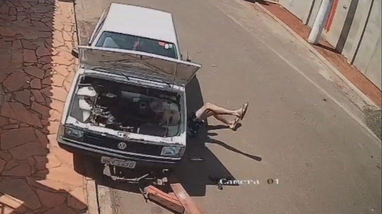 Câmera registra momento em que carro cai sobre jovem durante manutenção em Jeriquara