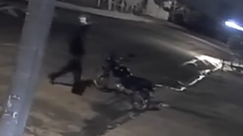 Câmera registra criminoso furtando motocicleta no Jardim Luiza, em Franca
