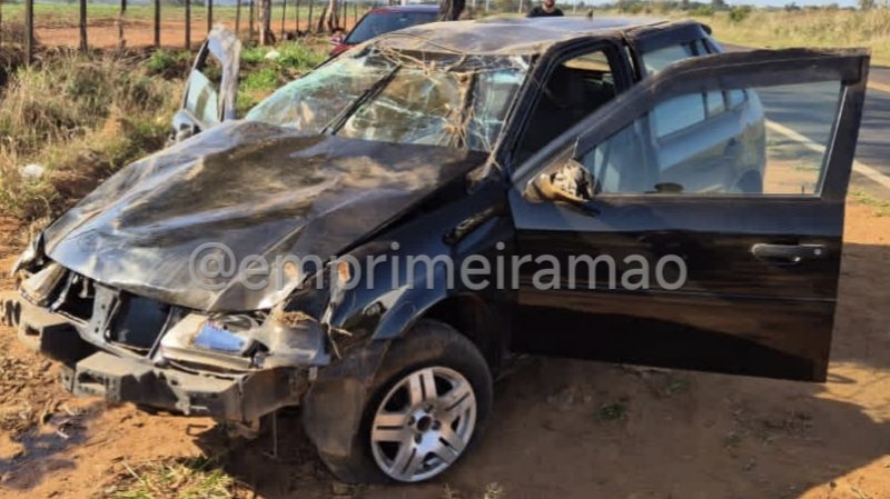 Jovem sai ilesa após carro capotar na Rodovia Tancredo Neves