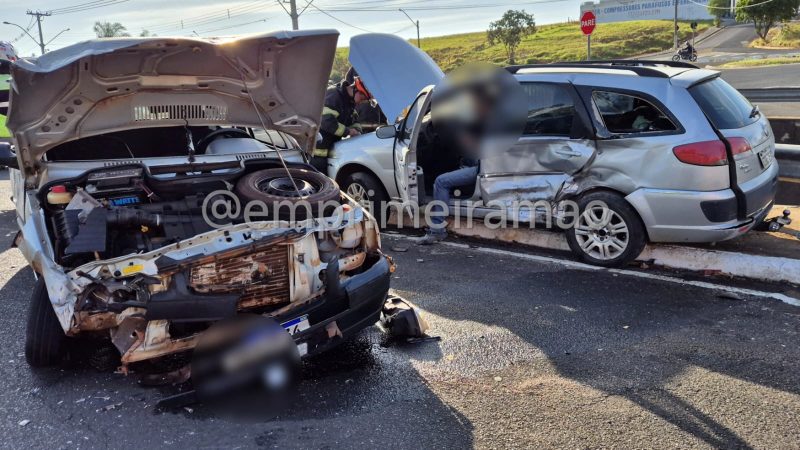 Carros ficam destruídos após colisão em avenida de Franca