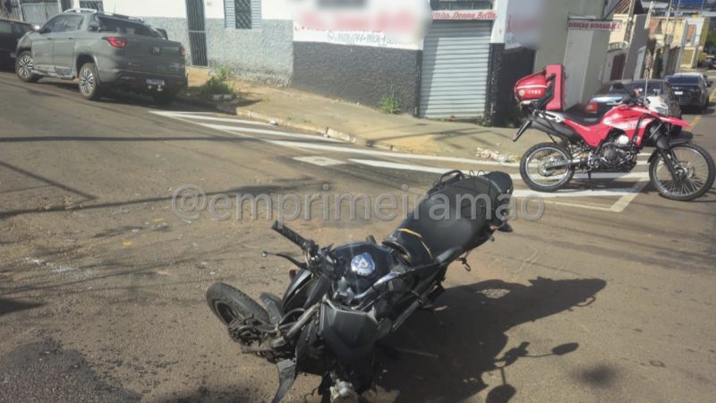 Jovem fica ferido após colisão entre moto e caminhonete em Franca