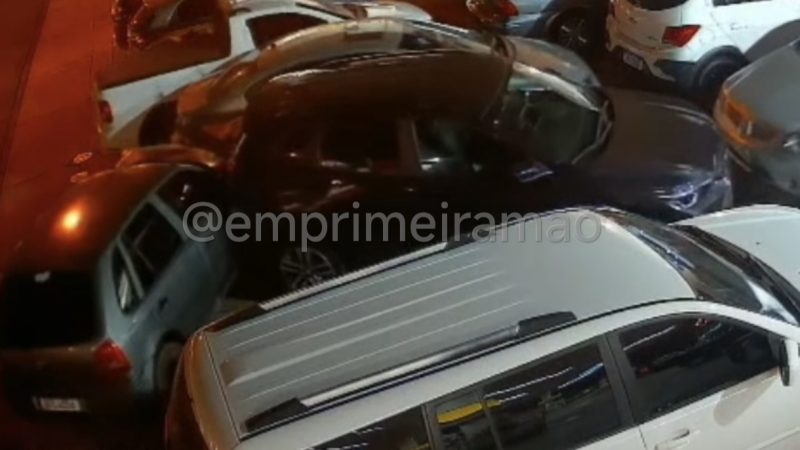 Carro perde os freios, quase cai em córrego, invade posto e bate em veículos