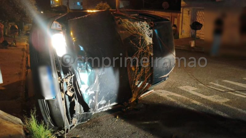 Carro capota após bater em veículo estacionado em rua de Franca; motorista fugiu