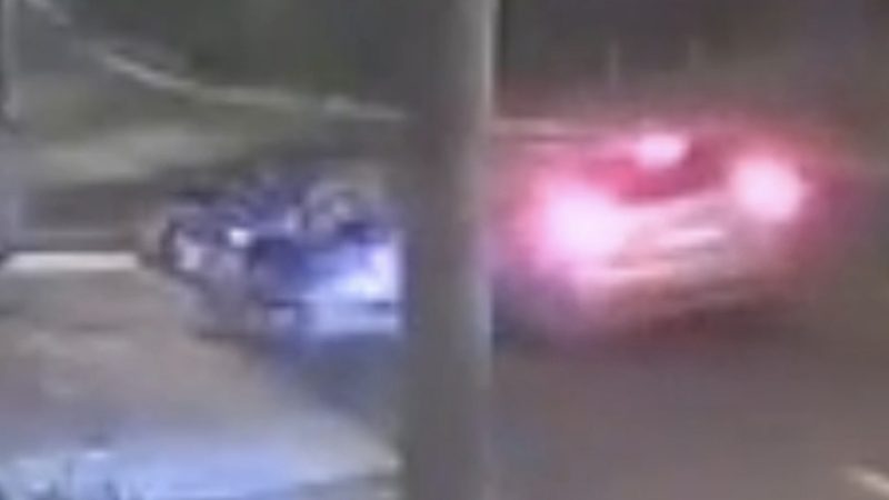 Motorista atinge duas motos estacionadas em avenida de Franca e foge