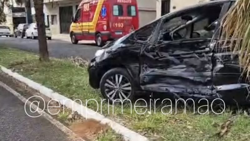 Motorista avança sinal de pare e provoca acidente em cruzamento de Franca
