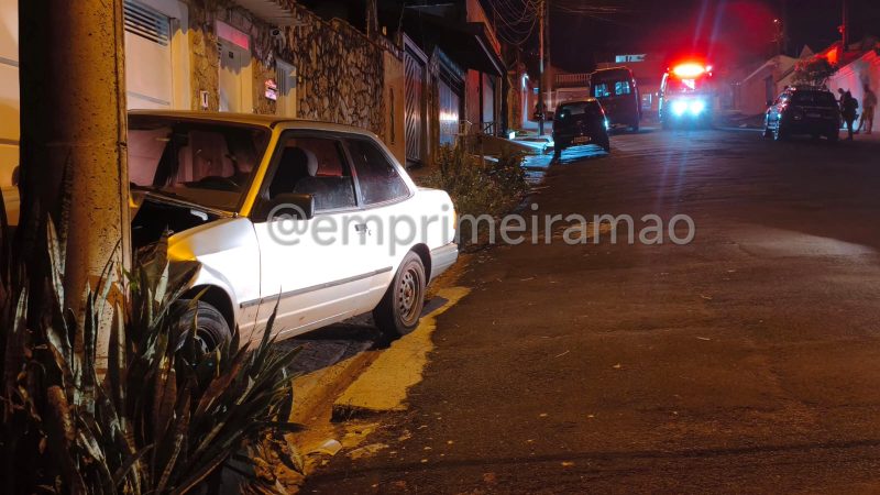 Carro desgovernado atinge muro, bate em poste e deixa três pessoas feridas