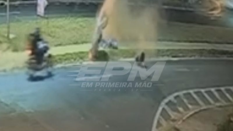 Câmera registra acidente impressionante entre duas motos em avenida de Franca