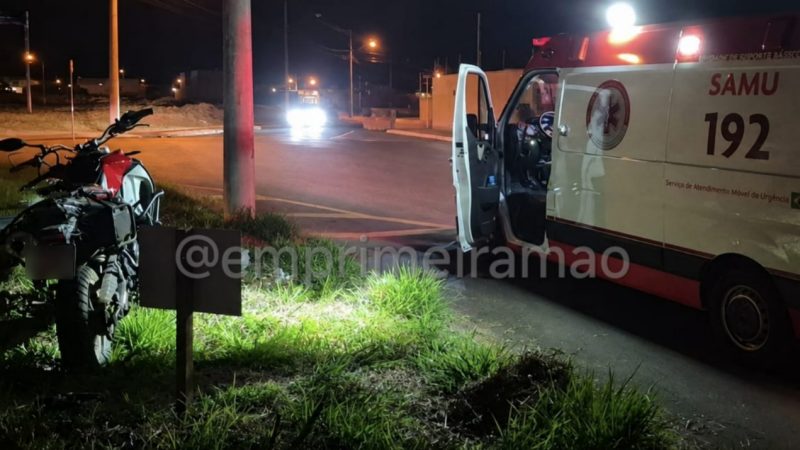 Motociclista fica ferido após perder controle e bater contra poste em Franca