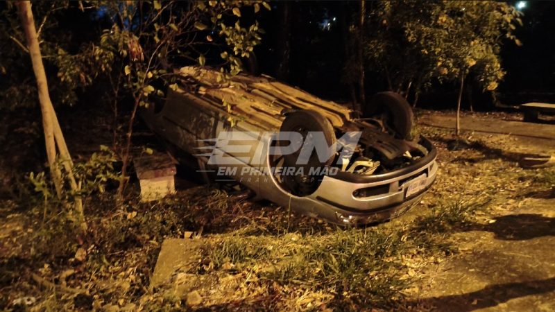 Carro derrapa, capota e termina com as rodas para cima em praça de Franca