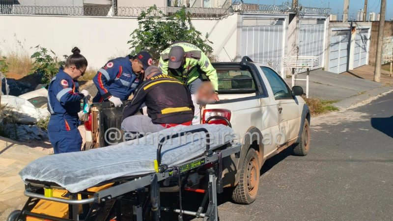 Motorista avança sinal de pare e ocupante de moto é arremessado para dentro de caçamba