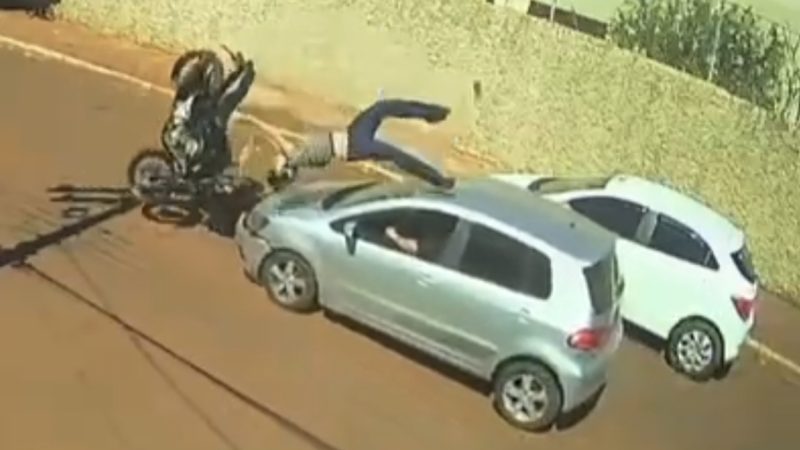Motociclista vira pirueta em colisão frontal com carro na região