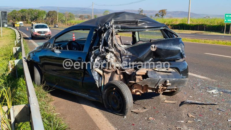 Carro fica destruído após ser atingido na traseira por caminhão em rodovia de Patrocínio Paulista