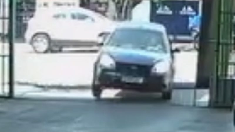Carro é arremessado para dentro de estacionamento após colisão no Centro de Bauru