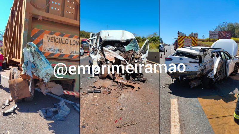 Grave acidente envolvendo van, bitrem e Corolla deixa vítimas presas às ferragens na Cândido Portinari