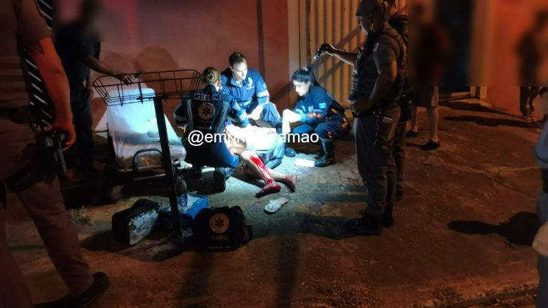 Após deixar a cadeia, homem invade casa da ex e esfaqueia atual namorado