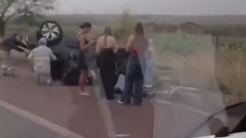Casal sobrevive após colisão frontal com caminhão canavieiro em rodovia da região