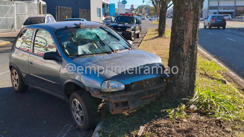 Carro é encontrado abandonado após bater em árvore na Avenida Chico Júlio, em Franca