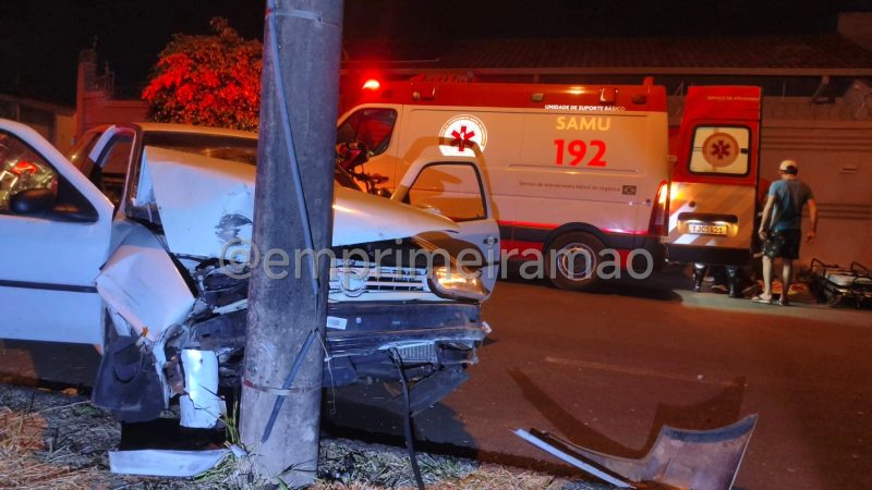 Câmera registra momento em que motorista perde controle e bate contra poste em Franca