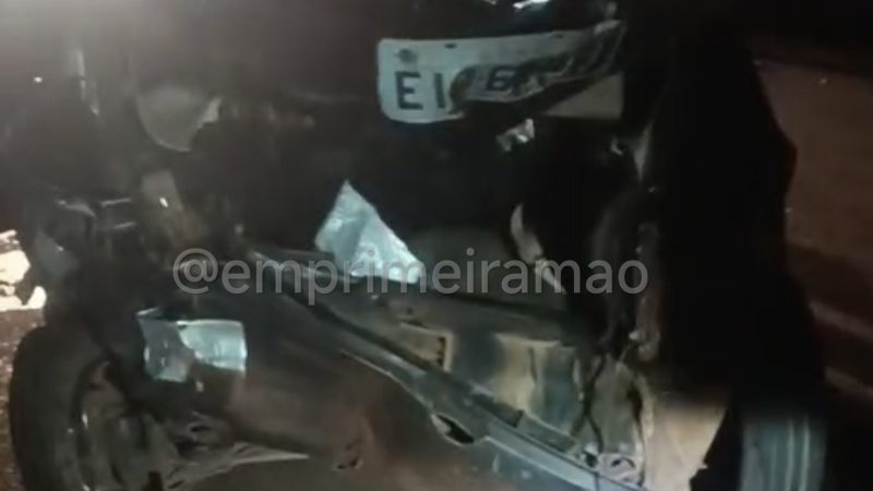 Carro é arremessado em pista contrária após colisão na Cândido Portinari