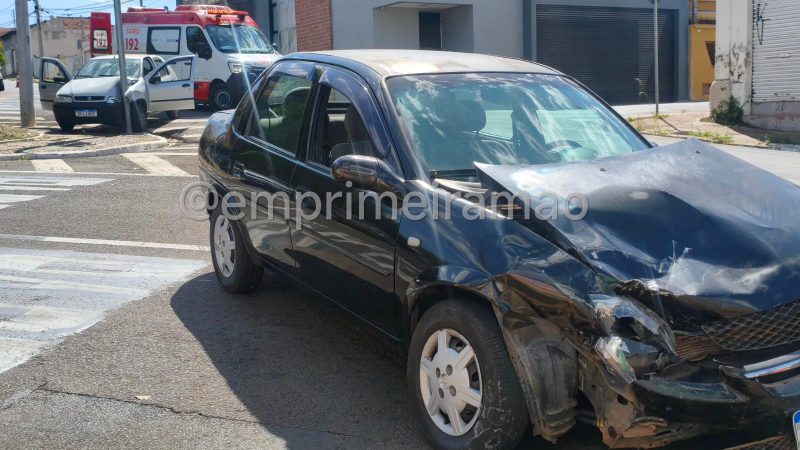 Carro bate em poste após colisão na Estação; duas mulheres foram socorridas