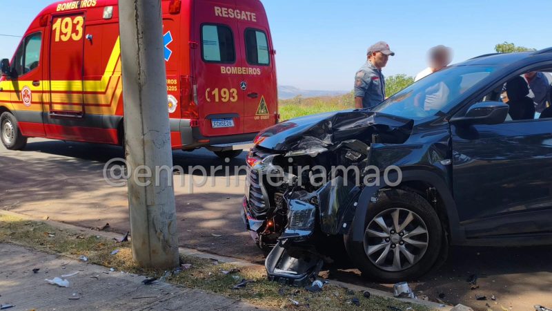 Motorista desvia de cachorros e bate carro em poste no bairro Reserva Abaeté, em Franca