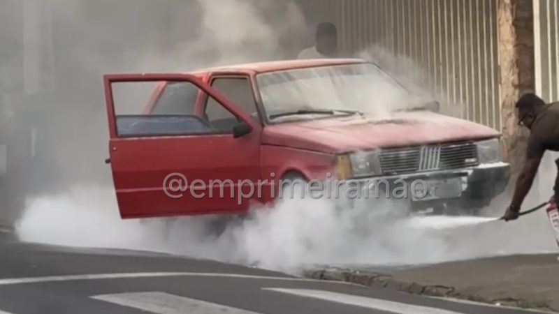 Carro pega fogo e populares controlam as chamas usando extintores