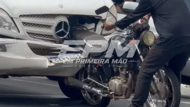 Moto fica presa em caminhão após colisão traseira em avenida de Franca