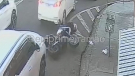 Câmeras registram motociclista perdendo controle e batendo em carros na Vila Rezende
