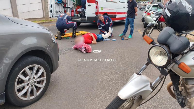 Motociclista avança pare e sofre fratura na perna após colisão
