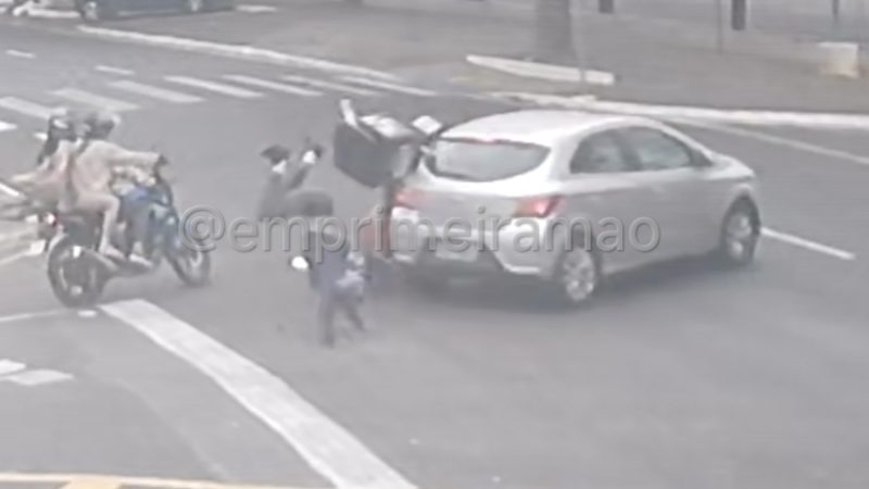 Câmera registra momento em que carro avança pare e causa acidente com motociclista na Santos Dumont
