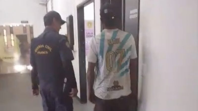 Homem é preso após furtar equipamento da GCM durante ocorrência e leva multa de R$ 13 mil por queimada em Franca