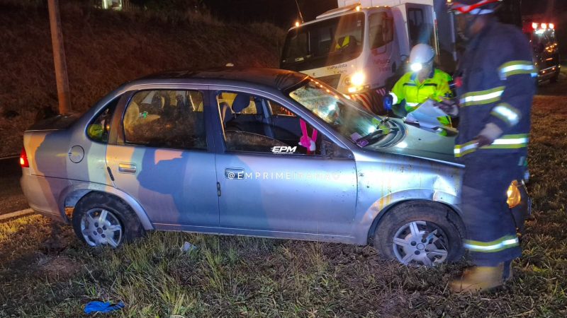 Carro roda, sobe em canteiro e tomba na alça de acesso à Rodovia Cândido Portinari, em Franca