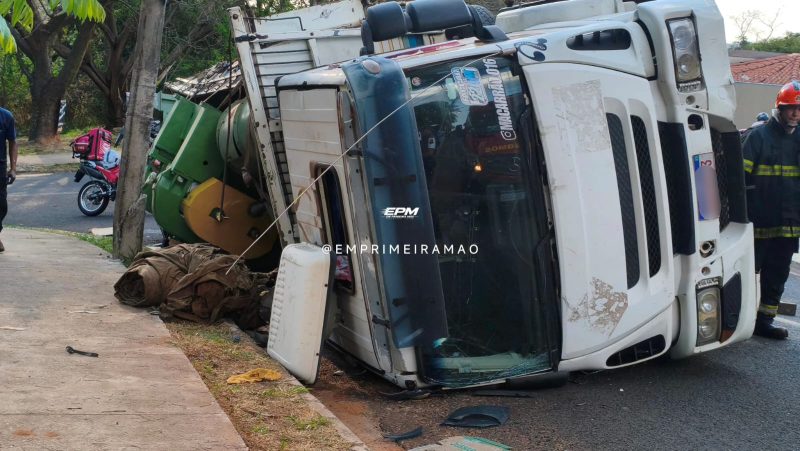 Caminhão carregado com maquinário tomba ao fazer curva no Parque das Esmeraldas, em Franca