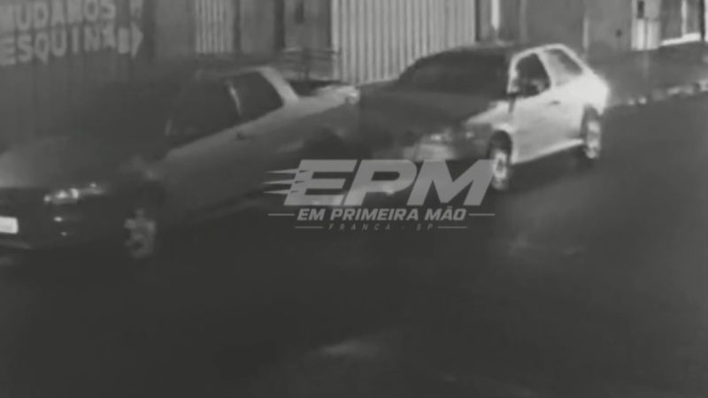 Câmera registra motorista colidindo com veículo estacionado em Franca