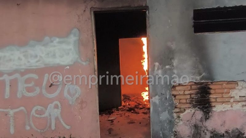 Casa abandonada é destruída por incêndio na Chácara São Paulo, em Franca