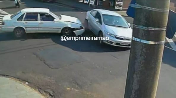 Motorista avança parada obrigatória, provoca acidente e foge em Franca