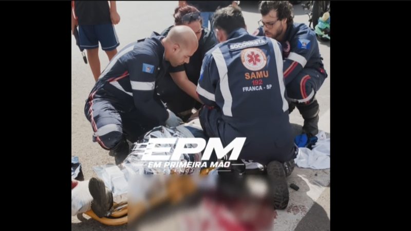 Motociclista fica gravemente ferido após avançar sinal de parada em avenida de Franca