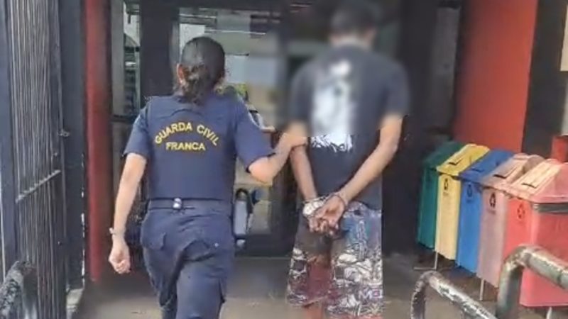 Homem tenta fugir da GCM após ser abordado com moto com sinais identificadores suprimidos em Franca