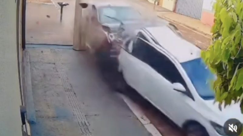Motorista bate em carro estacionado e veículo é arrastado em Batatais