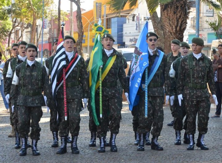 Cerimônia Cívica na praça abre a Semana da Pátria