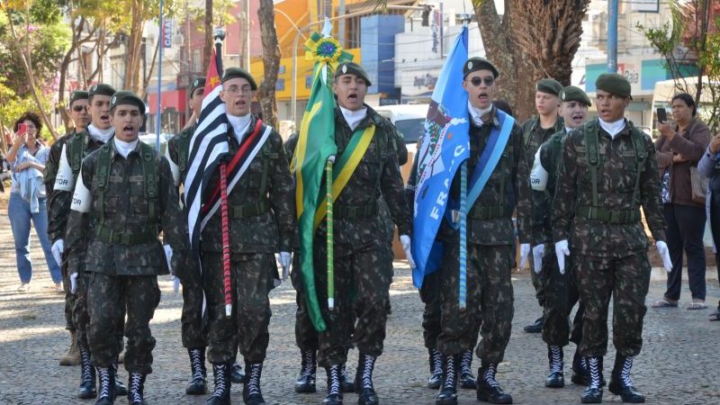 Cerimônia Cívica na praça abre a Semana da Pátria
