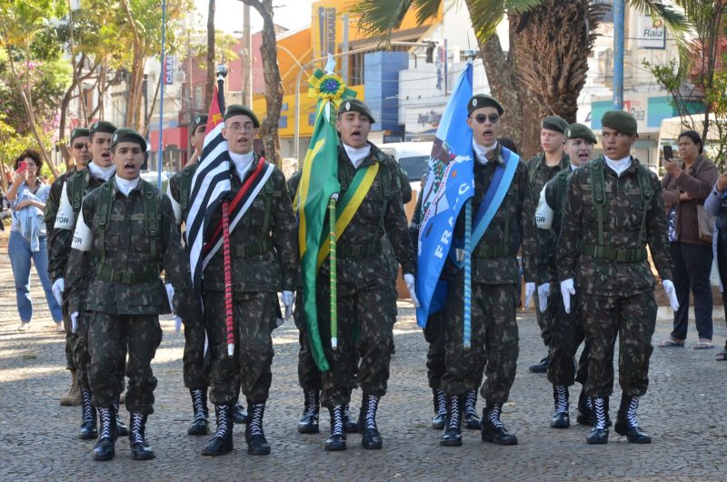 Cerimônia Cívica na praça abre a Semana da Pátria