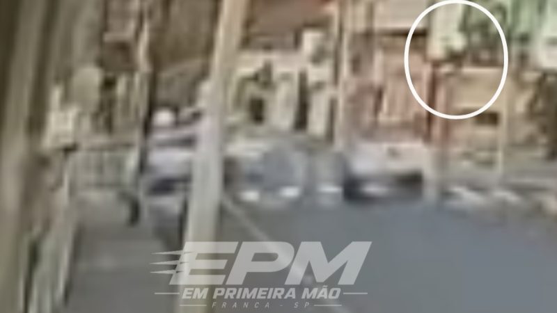 Câmera de segurança registra motorista avançando sinal vermelho e causando acidente em Franca