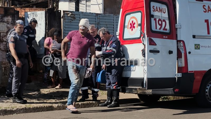 Homem é socorrido após ser atingido com golpe de facão durante agressão em Franca