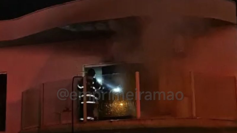 Incêndio atinge residência e mobiliza Corpo de Bombeiros no Jardim Barão, em Franca