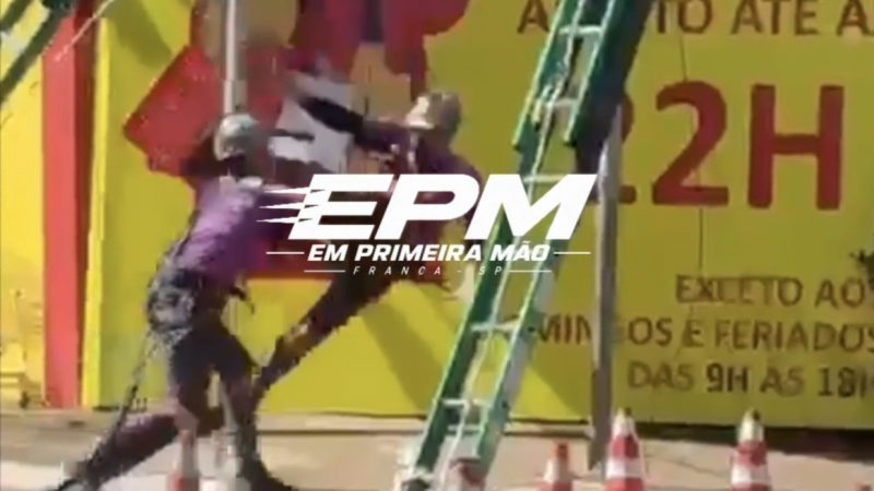 Vídeo mostra trabalhador derrubando amigo da escada para salvá-lo de choque elétrico