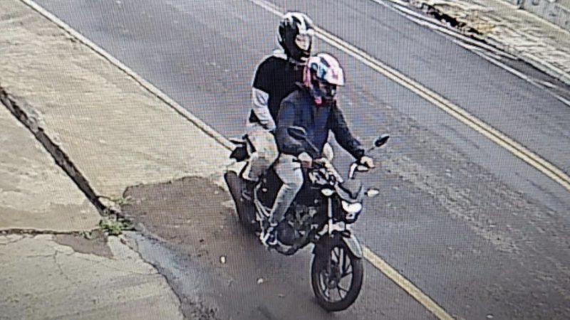 Câmeras registram criminosos furtando moto no Jardim Integração, em Franca