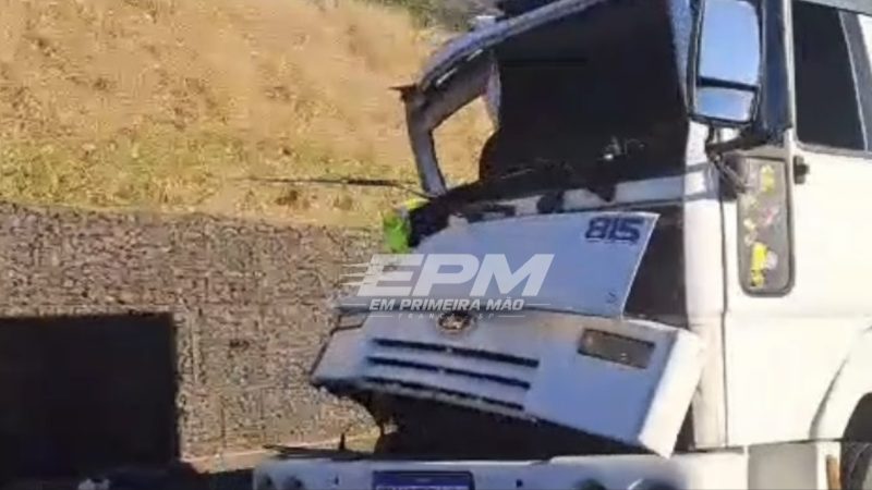 Acidente entre dois caminhões interdita faixa da Rodovia Cândido Portinari, em Franca